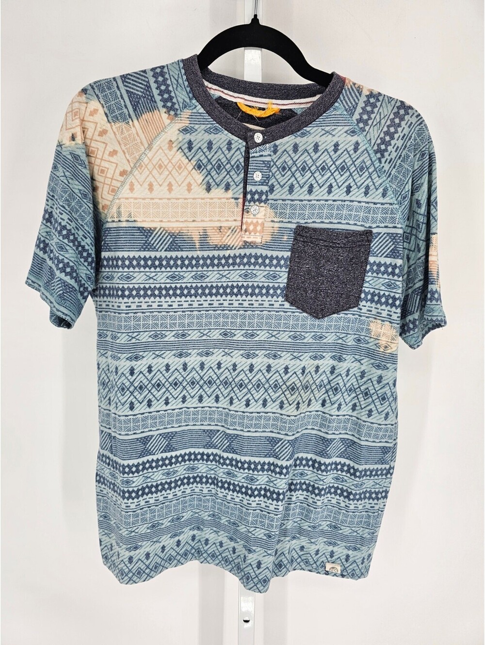 Free Planet Mens Sz M Short Sleeve T Shirt Blue Aztec Print Henley